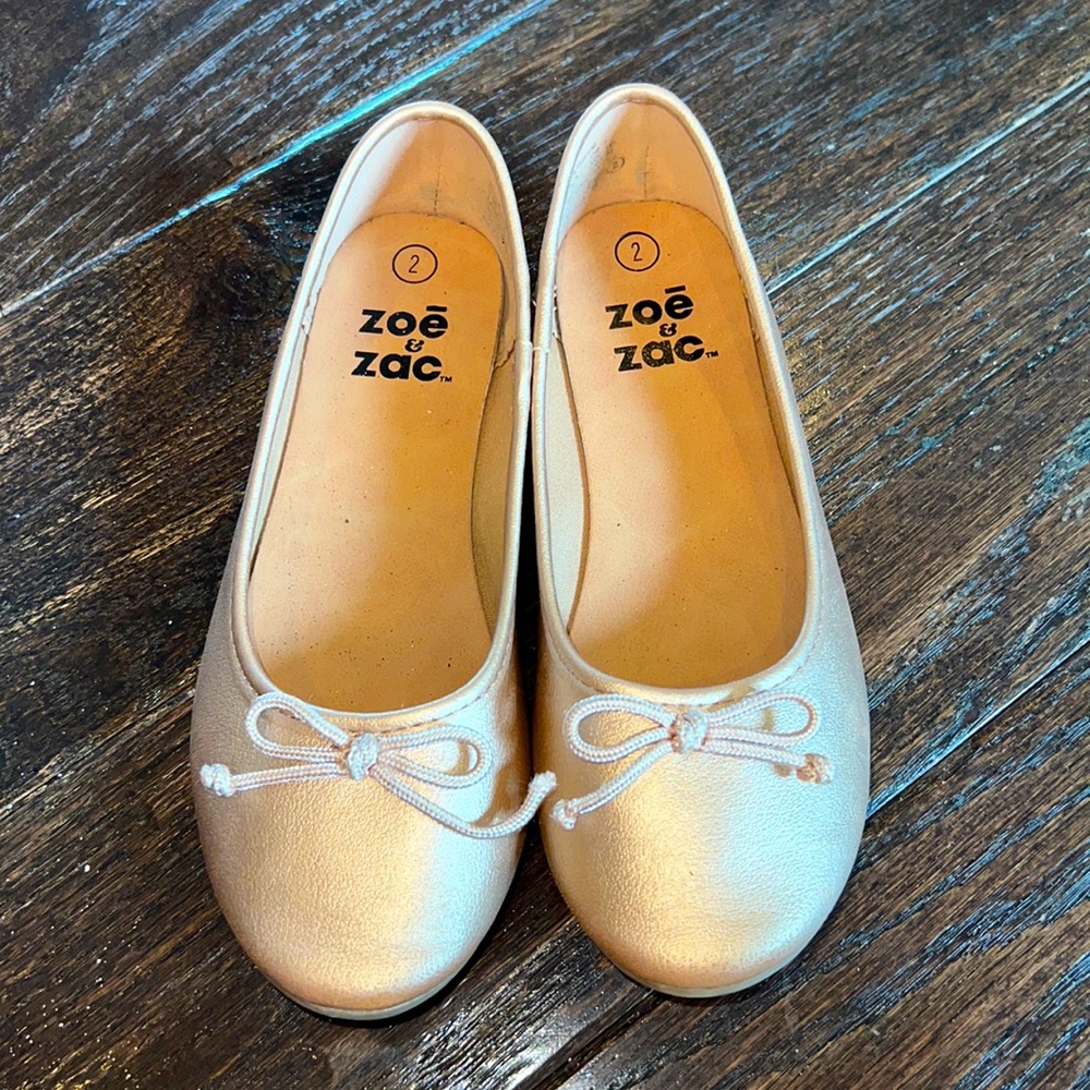 Zoe & Zac gold flats with a bow 2 or 2.5